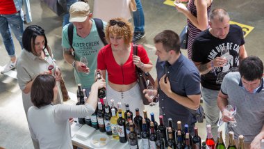 Kiev, Ukrayna - 02 Haziran 2018: İnsanlar tat Kiev Şarap Festivali dükkanlar şarap. dünyanın dört bir yanından gelen 77 winemakers iyi şarap şirketi tarafından düzenlenen festival big aldı.