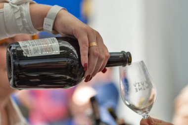 Kiev, Ukrayna - 02 Haziran 2018: Dökme Purcari köpüklü şarap closeup Kiev Şarap Festivali. dünyanın dört bir yanından gelen 77 winemakers iyi şarap şirketi tarafından düzenlenen festival big aldı.