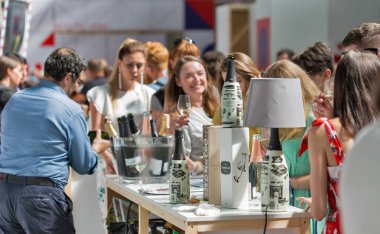 Kiev, Ukrayna - 02 Haziran 2018: İnsanlar tat Kiev Şarap Festivali dükkanlar şarap. dünyanın dört bir yanından gelen 77 winemakers iyi şarap şirketi tarafından düzenlenen festival big aldı.