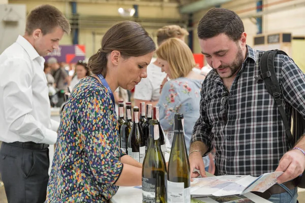 Kiev Ukraine Juin 2018 Sommelier Féminin Présente Son Vin Planeta — Photo