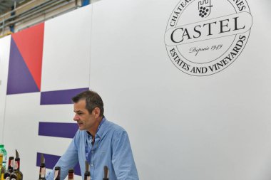 Kiev, Ukrayna - 02 Haziran 2018: Adam sommelier Kiev Şarap Festivali Castel şarap sunuyor. Şarap iyi şarap şirketi tarafından düzenlenen festival Big, dünyanın dört bir yanından gelen 77 şarap üreticileri orada yer aldı.