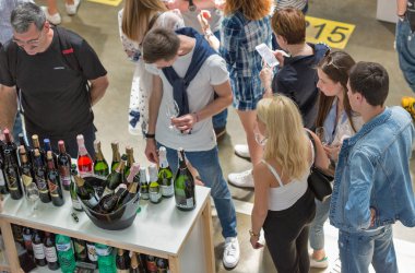 Kiev, Ukrayna - 02 Haziran 2018: İnsanlar tat Kiev Şarap Festivali dükkanlar şarap. dünyanın dört bir yanından gelen 77 winemakers iyi şarap şirketi tarafından düzenlenen festival big aldı.