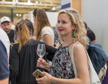 Kiev, Ukrayna - 02 Haziran 2018: Genç kadın tadı şarap Kiev Şarap Festivali. dünyanın dört bir yanından gelen 77 winemakers iyi şarap şirketi tarafından düzenlenen festival big aldı.