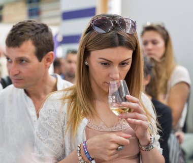 Kiev, Ukrayna - 02 Haziran 2018: Genç güzel kadın tadı şarap Kiev Şarap Festivali. dünyanın dört bir yanından gelen 77 winemakers iyi şarap şirketi tarafından düzenlenen festival big aldı.