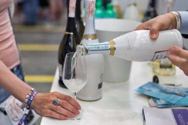 Kiev, Ukrayna - 02 Haziran 2018: Dökülen beyaz köpüklü şarap closeup Kiev Şarap Festivali. dünyanın dört bir yanından gelen 77 winemakers iyi şarap şirketi tarafından düzenlenen festival big aldı.