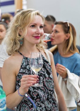 Kiev, Ukrayna - 02 Haziran 2018: Genç güzel kadın tadı şarap Kiev Şarap Festivali. dünyanın dört bir yanından gelen 77 winemakers iyi şarap şirketi tarafından düzenlenen festival big aldı.