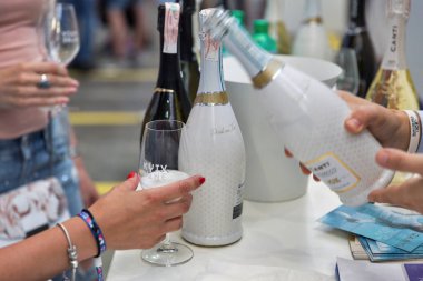 Kiev, Ukrayna - 02 Haziran 2018: Dökme aski beyaz köpüklü şarap closeup Kiev Şarap Festivali. dünyanın dört bir yanından gelen 77 winemakers iyi şarap şirketi tarafından düzenlenen festival big aldı.