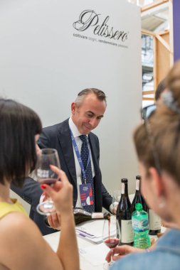Kiev, Ukrayna - 02 Haziran 2018: Sommelier Giorgio Pelissero, kırmızı şarap Kiev Şarap Festivali standında sunar. dünyanın dört bir yanından gelen 77 winemakers iyi şarap şirketi tarafından düzenlenen festival bölümü big aldı.