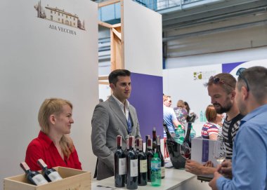 Kiev, Ukrayna - 02 Haziran 2018: Sommeliers Kiev Şarap Festivali standında kırmızı şarap AIA Vecchia sunar. dünyanın dört bir yanından gelen 77 winemakers iyi şarap şirketi tarafından düzenlenen festival big aldı.