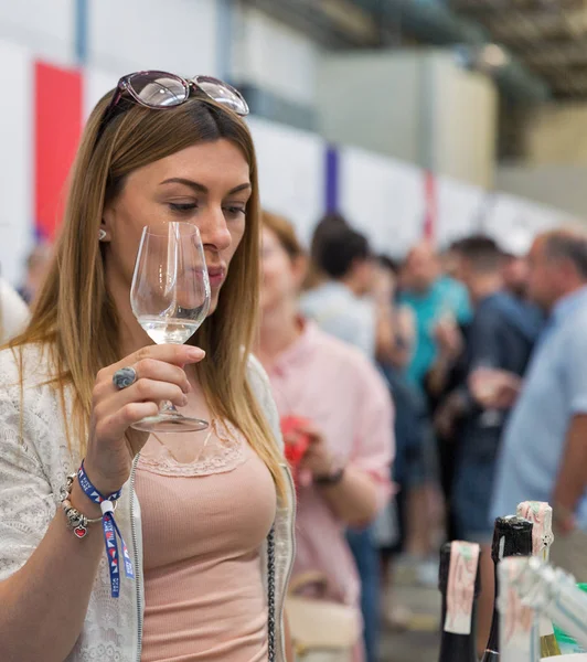 Kiev Ukraine Juin 2018 Jeune Belle Femme Goûte Vin Festival — Photo