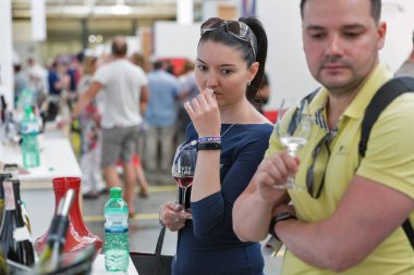 Kiev, Ukrayna - 02 Haziran 2018: İnsanlar Kiev Şarap Festivali standında kırmızı şarap tadı. dünyanın dört bir yanından gelen 77 winemakers iyi şarap şirketi tarafından düzenlenen festival big aldı.