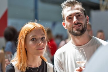 Kiev, Ukrayna - 2 Haziran 2018: Gençler Kiev Şarap Festivali beyaz köpüklü şarap tadı. dünyanın dört bir yanından gelen 77 winemakers iyi şarap şirketi tarafından düzenlenen festival big aldı.