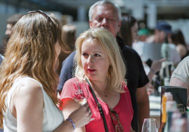 Kiev, Ukrayna - 2 Haziran 2018: Kadınlar tat beyaz şarap Kiev Şarap Festivali orta yaşlı. dünyanın dört bir yanından gelen 77 winemakers iyi şarap şirketi tarafından düzenlenen festival big aldı.