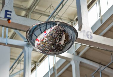 Kiev, Ukrayna - 02 Haziran 2018: Kiev Şarap Festivali şarap tatma insanların küresel aynada yansıması. dünyanın dört bir yanından gelen 77 winemakers iyi şarap şirketi tarafından düzenlenen festival big aldı