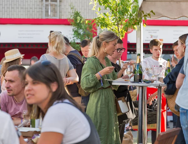 Kyjev Ukrajina Červen 2018 Lidé Navštívit Festival Vína Kyjev Potravin — Stock fotografie