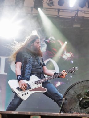 Kiev, Ukrayna - 04 Temmuz 2018: Metal Hollandalı senfonik rock grubu Epica'nın ve onun bas gitarist Rob van der Loo canlı Atlas hafta sonu Festivalin Ulusal Expocenter gerçekleştirir..