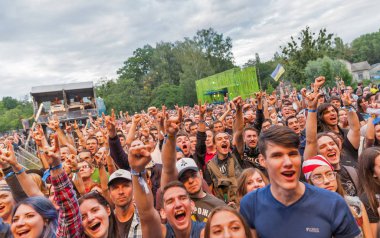 Kiev, Ukrayna - 04 Temmuz 2018: Hayranları kalabalık zevk Hollandalı senfonik metal rock grubu Epica canlı performans Ulusal Expocenter Atlas hafta sonu Festivali.