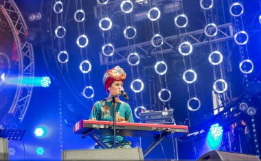 Kiev, Ukrayna - 04 Temmuz 2018: Panivalkova halk modern rock multiinstrument trio grubu canlı Ulusal Expocenter Atlas hafta sonu Festivali gerçekleştirir.