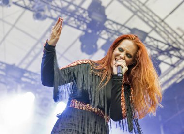 Kiev, Ukrayna - 04 Temmuz 2018: Hollandalı senfonik metal rock grubu Epica ve Simone Simons solisti ve solist canlı Atlas hafta sonu Festivalin Ulusal Expocenter gerçekleştirir..