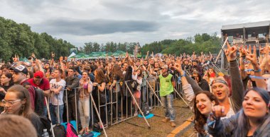 Kiev, Ukrayna - 04 Temmuz 2018: Hayranları kalabalık zevk Hollandalı senfonik metal rock grubu Epica canlı performans Ulusal Expocenter Atlas hafta sonu Festivali.