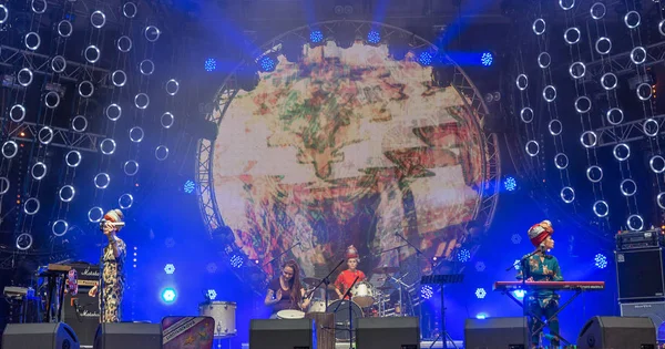 乌克兰基辅 2018年7月04日 Panivalkova 民间现代摇滚 Multiinstrument 三重奏乐队在国家 Expocenter 的阿特拉斯周末活动中演出 — 图库照片
