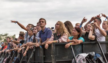 Kiev, Ukrayna - 04 Temmuz 2018: Hayranları kalabalık zevk Ulusal Expocenter Atlas hafta sonu Festivali Belçikalı Dj kayıp frekansları canlı performans.
