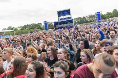 Kiev, Ukrayna - 04 Temmuz 2018: Hayranları kalabalık zevk Ulusal Expocenter Atlas hafta sonu Festivali Belçikalı Dj kayıp frekansları canlı performans.