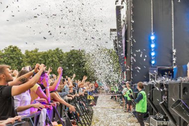 Kiev, Ukrayna - 04 Temmuz 2018: Genç hayranları kalabalık zevk Ulusal Expocenter Atlas hafta sonu Festivali Belçikalı Dj kayıp frekansları canlı performans.
