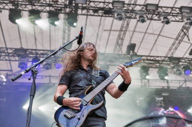 Kiev, Ukrayna - 04 Temmuz 2018: Hollandalı senfonik metal rock grubu Epica'nın ve onun gitarist ve vokalist Mark Jansen canlı Atlas hafta sonu Festivalin Ulusal Expocenter gerçekleştirir..