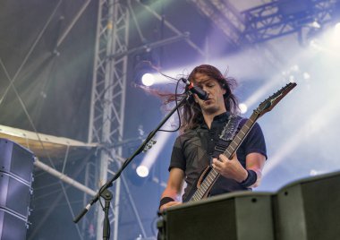 Kiev, Ukrayna - 04 Temmuz 2018: Hollandalı senfonik metal rock grubu Epica'nın ve onun gitarist ve vokalist Mark Jansen canlı Atlas hafta sonu Festivalin Ulusal Expocenter gerçekleştirir..