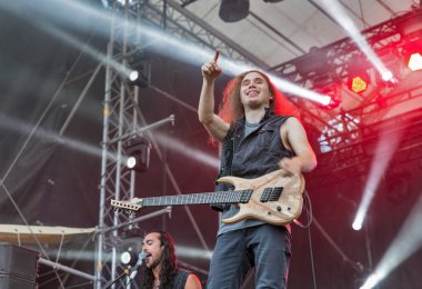 Kiev, Ukrayna - 05 Temmuz 2018: şehit ve ritim gitarist ihanet ettiğini Fransız aşırı metal rock müzik Baptiste Vigier canlı Ulusal Expocenter Atlas hafta sonu Festivali gerçekleştirir.