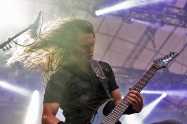 Kiev, Ukrayna - 04 Temmuz 2018: Hollandalı senfonik metal rock grubu Epica'nın ve onun gitarist ve vokalist Mark Jansen canlı Atlas hafta sonu Festivalin Ulusal Expocenter gerçekleştirir..