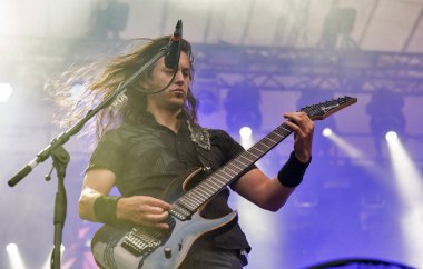 Kiev, Ukrayna - 04 Temmuz 2018: Hollandalı senfonik metal rock grubu Epica'nın ve onun gitarist ve vokalist Mark Jansen canlı Atlas hafta sonu Festivalin Ulusal Expocenter gerçekleştirir..