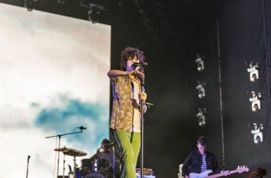 Kiev, Ukrayna - 05 Temmuz 2018: Laura Pergolizzi, ABD'li şarkıcı ve bestekar Lp, Ulusal Expocenter Atlas hafta sonu Festivali canlı sahne adı altında gerçekleştirir.