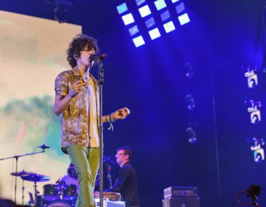 Kiev, Ukrayna - 05 Temmuz 2018: Laura Pergolizzi, ABD'li şarkıcı ve bestekar Lp, Ulusal Expocenter Atlas hafta sonu Festivali canlı sahne adı altında gerçekleştirir.