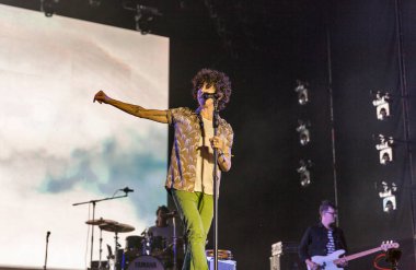 Kiev, Ukrayna - 05 Temmuz 2018: Laura Pergolizzi, ABD'li şarkıcı ve bestekar Lp, Ulusal Expocenter Atlas hafta sonu Festivali canlı sahne adı altında gerçekleştirir.