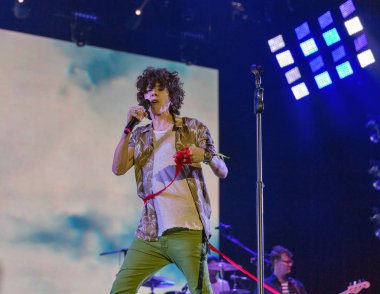 Kiev, Ukrayna - 05 Temmuz 2018: Laura Pergolizzi, ABD'li şarkıcı ve bestekar Lp, Ulusal Expocenter Atlas hafta sonu Festivali canlı sahne adı altında gerçekleştirir.