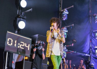 Kiev, Ukrayna - 05 Temmuz 2018: Laura Pergolizzi, ABD'li şarkıcı ve bestekar Lp, Ulusal Expocenter Atlas hafta sonu Festivali canlı sahne adı altında gerçekleştirir.