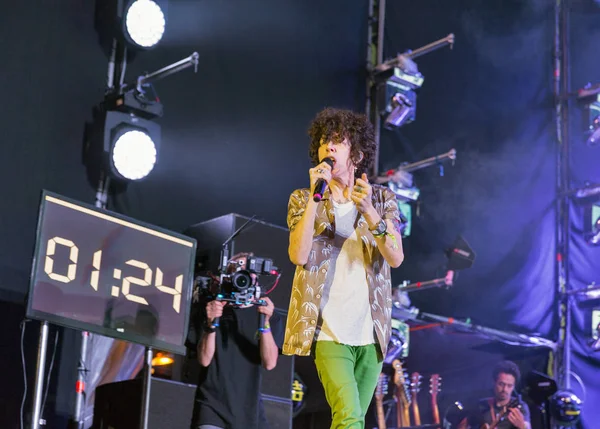 Kiev, Ukrayna - 05 Temmuz 2018: Laura Pergolizzi, ABD'li şarkıcı ve bestekar Lp, Ulusal Expocenter Atlas hafta sonu Festivali canlı sahne adı altında gerçekleştirir.