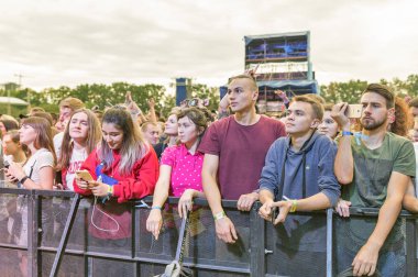 Kiev, Ukrayna - 04 Temmuz 2018: Hayranları kalabalık zevk Ulusal Expocenter Atlas hafta sonu Festivali Belçikalı Dj kayıp frekansları canlı performans.