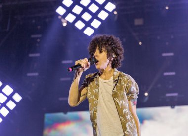 Kiev, Ukrayna - 05 Temmuz 2018: Laura Pergolizzi, ABD'li şarkıcı ve bestekar Lp, Ulusal Expocenter Atlas hafta sonu Festivali canlı sahne adı altında gerçekleştirir.