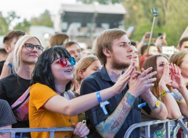 Kiev, Ukrayna - 08 Temmuz 2018: Hayranları kalabalık zevk Ulusal Expocenter Atlas hafta sonu Festivali İngiliz alternatif yazı hardcore rock grubu girin Shikari canlı performans.