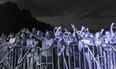 Kiev, Ukrayna - 05 Temmuz 2018: Hayranları kalabalık zevk Alman thrash metal rock grup Kreator canlı performansı Ulusal Expocenter Atlas hafta sonu Festivali.