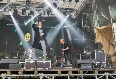 Kiev, Ukrayna - 08 Temmuz 2018: Kaba Molly, Ukraynalı bir baba synthy punk grubu canlı Ulusal Expocenter Atlas hafta sonu Festivali gerçekleştirir.