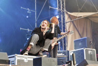 Kiev, Ukrayna - 08 Temmuz 2018: Kaba Molly, Ukraynalı bir baba synthy punk grubu canlı Ulusal Expocenter Atlas hafta sonu Festivali gerçekleştirir.
