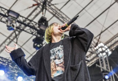 Kiev, Ukrayna - 08 Temmuz 2018: Kaba Molly, Ukraynalı bir baba synthy punk grubu canlı Ulusal Expocenter Atlas hafta sonu Festivali gerçekleştirir.