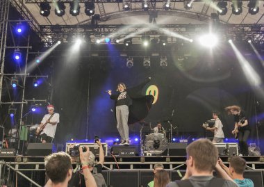 Kiev, Ukrayna - 08 Temmuz 2018: Kaba Molly, Ukraynalı bir baba synthy punk grubu canlı Ulusal Expocenter Atlas hafta sonu Festivali gerçekleştirir.