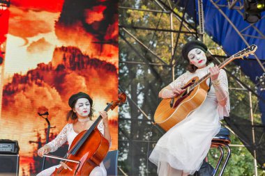 Kiev, Ukrayna - 06 Temmuz 2018: Dakh kızları, Ukrayna müzik ve tiyatro projesi canlı Ulusal Expocenter Atlas hafta sonu Festivali gerçekleştirir.