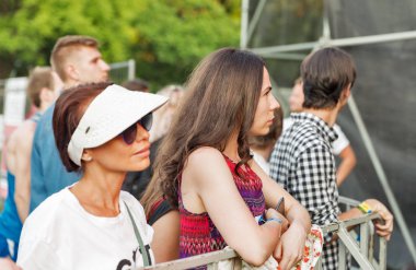 Kiev, Ukrayna - 06 Temmuz 2018: Genç hayranları kalabalık zevk Maneken, Ukrayna pop ve rock band canlı performansı Ulusal Expocenter Atlas hafta sonu Festivali.