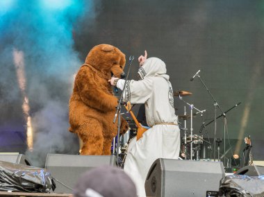 Kiev, Ukrayna - 07 Temmuz 2018: Neuromonk Feofan, Rusya'dan müzik davul içinde performans müzikal proje 'n' bass stil, canlı Ulusal Expocenter Atlas hafta sonu Festivali.